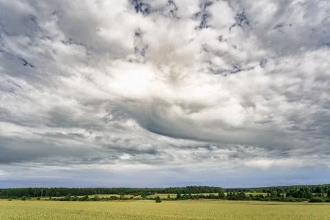 Beautiful textured cloud formations stretching across the sky 库存照片