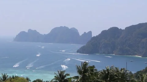 Beautiful Thai bay at Phi Phi Island. Speed boats near Phi Phi Vidéo 60953291
