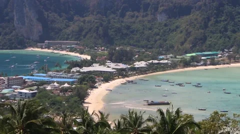 Beautiful Thai beach at Phi Phi Island. View from View Point at Phi Phi island. Vidéo 60953436