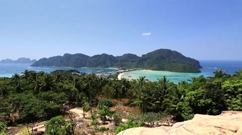 Beautiful Thai beach at Phi Phi Island. View from View Point at Phi Phi island. Vidéo 60953461