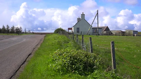 Beautiful thunderhead clouds form behind remote farms near John O'Groats 库存影片 55759415