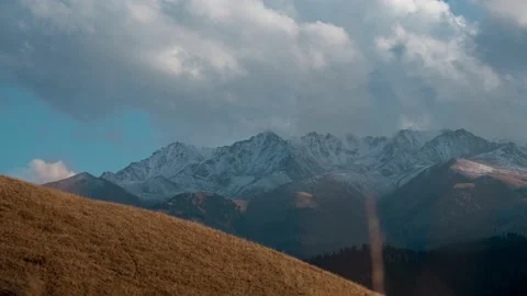 Beautiful time lapse of clouds drifting over rocky mountain Stock-Footage 219397602