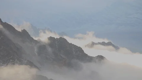 Beautiful time lapse of clouds over the mountains in ladakh Видео 121948793