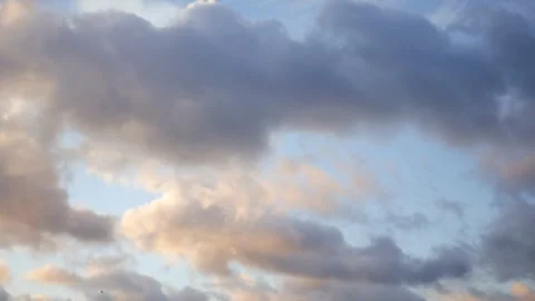 Beautiful time-lapse footage of clouds moving slowly across a vibrant blue .. Vídeos de archivo 332058286