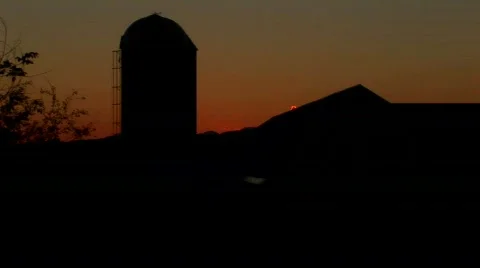 A beautiful time lapse over a barn in the countryside. Видео 438976