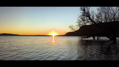Beautiful time-lapse of sunset over Villarrica lake in Pucon, Chile. Vidéo 344990909