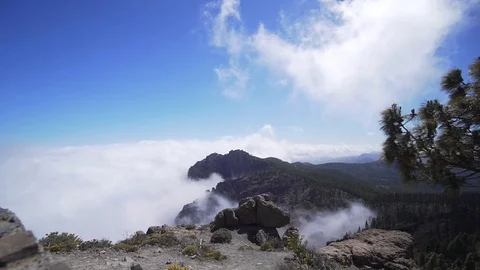 Beautiful timelapse of clouds under the mountains. High in the rocks, above the Vídeo Stock 117171057