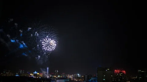 Beautiful timelapse of a large fireworks display and fireworks Stock-Footage 129513992