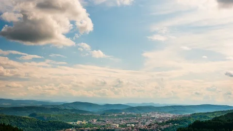 Beautiful timelapse of the sky over a mountain village Video stock 112992685
