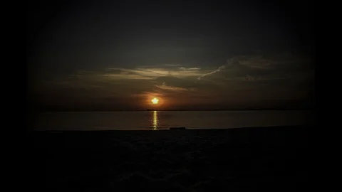 Beautiful timelapse of sunset or sunset on a sandy beach, by the sea Stock-Footage 129502004