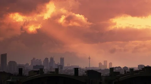 Beautiful timelapse sunset over the city, Istanbul, Turkey Video stock 103996331