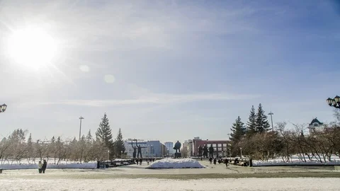 Beautiful timelapse, view and scene of walking passers-by in the park 動画素材 129498928