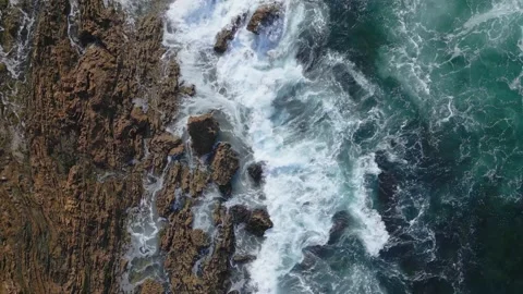 Beautiful Top Down View of Waves Crashing Against Rocky Coast With Drone 스톡 동영상 220619160