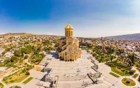 Beautiful Top view from drone to Main attraction of Tbilisi - Cathedral Tsmin Foto stock