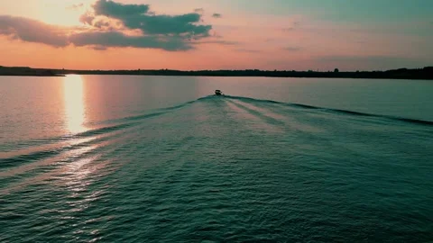 Beautiful traces on the water surface of a clear turquoise lake Stock-Footage 212005199
