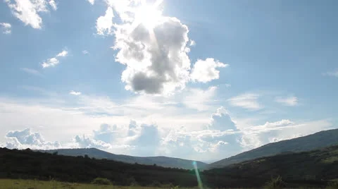Beautiful valley with sun and clouds Video stock 24717908