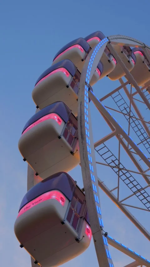 Beautiful vertical reflection shot of ferris wheel carousel at golden hour Видео 222071212