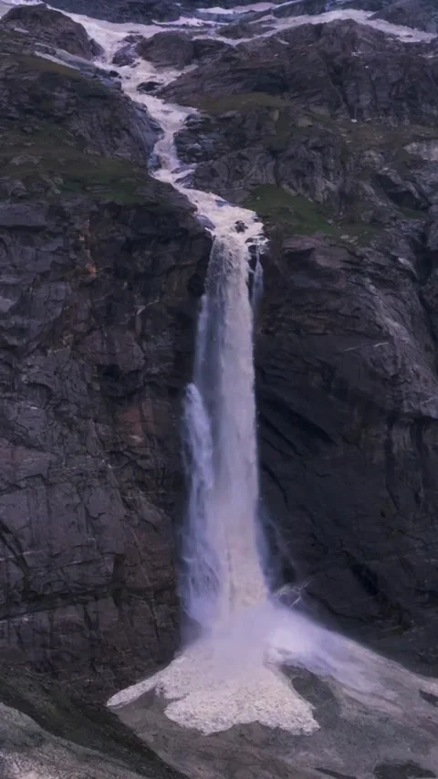 Beautiful vibrant Waterfall video. Vidéo 332454343