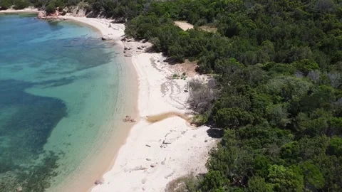 BEAUTIFUL VIEW OF A BEACH ON THE EMERALD COAST IN SARDINIA 動画素材 135028967