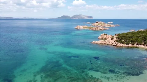 BEAUTIFUL VIEW OF A BEACH ON THE EMERALD COAST IN SARDINIA 動画素材 135028973