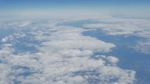 Beautiful view of the blue sky with clouds from the porthole of the plane during Foto stock