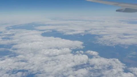 Beautiful view of the blue sky with clouds from the porthole of the plane during Foto stock