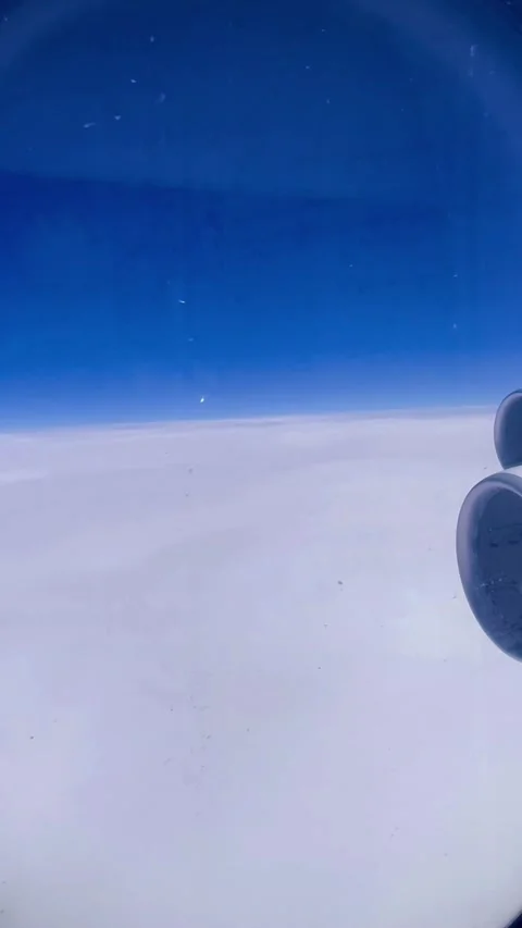 Beautiful view of blue sky from the window on the airplane. Vidéo 215296085