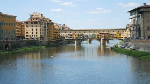 Beautiful view on bridge, river of medieval town Florence, Italy	 Видео 107462743