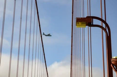 Beautiful view of the cable supporting the pillars of the famous Golden Gate  Stock Photos