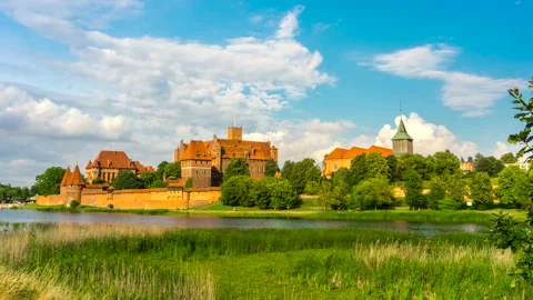 Beautiful View of The Castle By The River With Sky. Video Time-Lapse Video stock 133012971