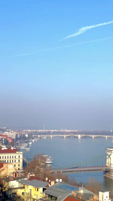 Beautiful view of the Chain Bridge on the Danube river in budapest. Vidéo 230010602