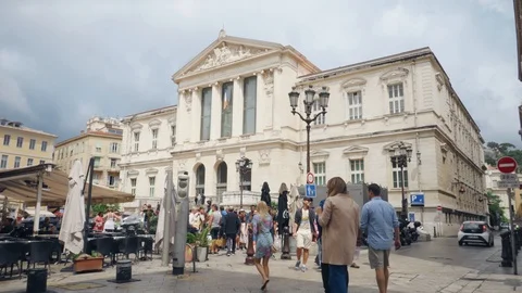 Beautiful view to the Courthouse through the crowded square. Stock-Footage 93760357