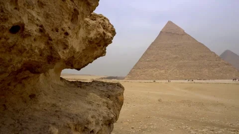 Beautiful view of egyptian pyramids in the desert Vídeos de archivo 337310401