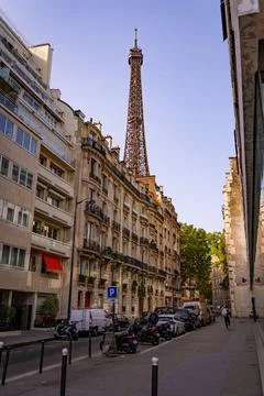 Beautiful view to the Eiffel Tower in Paris between the typical mansions - CITY Foto stock