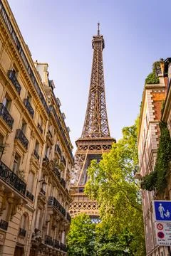 Beautiful view to the Eiffel Tower in Paris between the typical mansions - CITY Foto stock