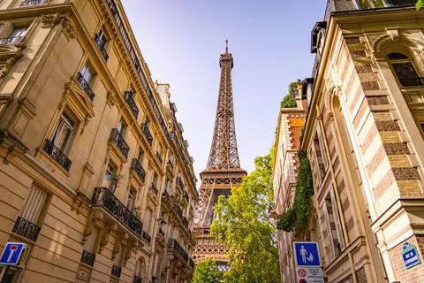 Beautiful view to the Eiffel Tower in Paris between the typical mansions - CITY Foto stock