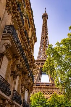 Beautiful view to the Eiffel Tower in Paris between the typical mansions Foto stock