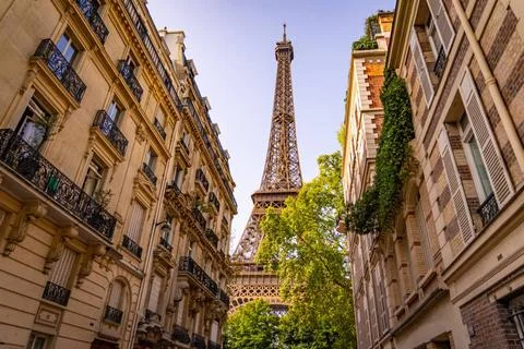 Beautiful view to the Eiffel Tower in Paris between the typical mansions B... Stock-Fotos