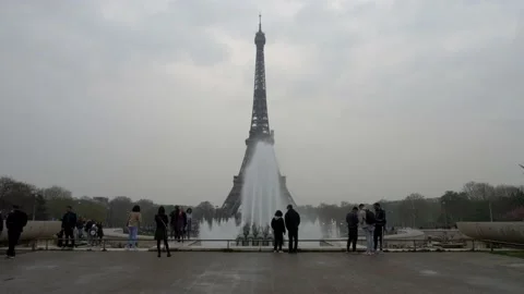 Beautiful view of the eiffel tower from Trocadero. Trocadero Fountain. Video stock 219030079