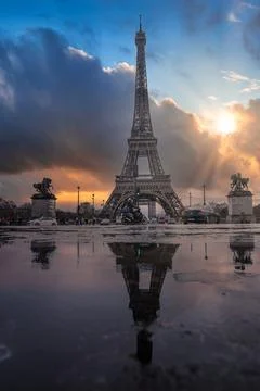 Beautiful view of the famous Eiffel Tower in Paris, France during magical sunset Foto stock
