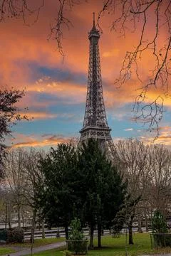 Beautiful view of the famous Eiffel Tower in Paris, France during magical sunset Foto stock