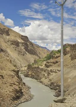 Beautiful view of flowing river in between  rocky mountains with clouds  Foto stock