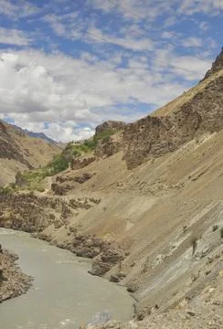 Beautiful view of flowing river in between  rocky mountains with clouds  Foto stock