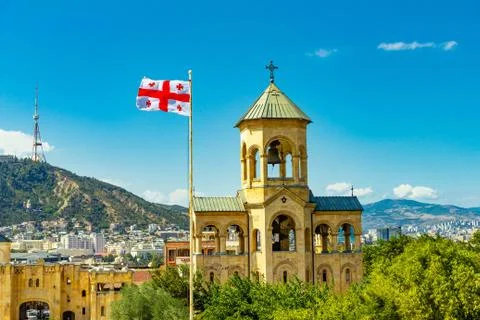 Beautiful view to Georgian Flag on the background chapel on site to Sameba Ca Foto stock