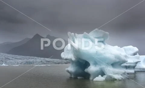 Beautiful view of icebergs in Jokulsarlon glacier lagoon, Vatnajokull Nationa Stock Photos