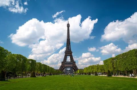 Beautiful view of the iconic Eiffel Tower on a sunny day in Paris, France Foto stock