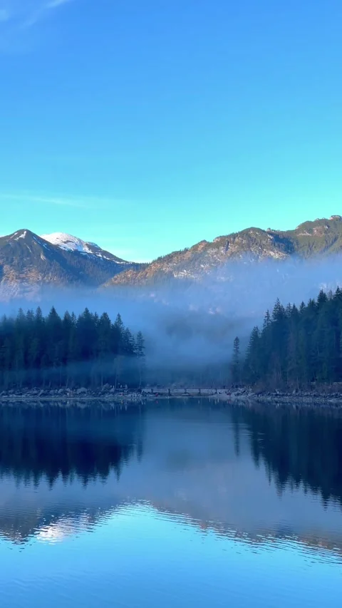 Beautiful view of Lake Eibsee surrounded by fog and mountains. Vidéo 229243232