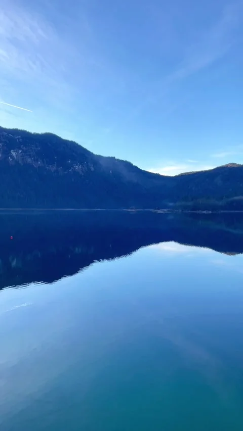 Beautiful view of Lake Eibsee Surrounded by mountains and front lake. Vidéo 231113875