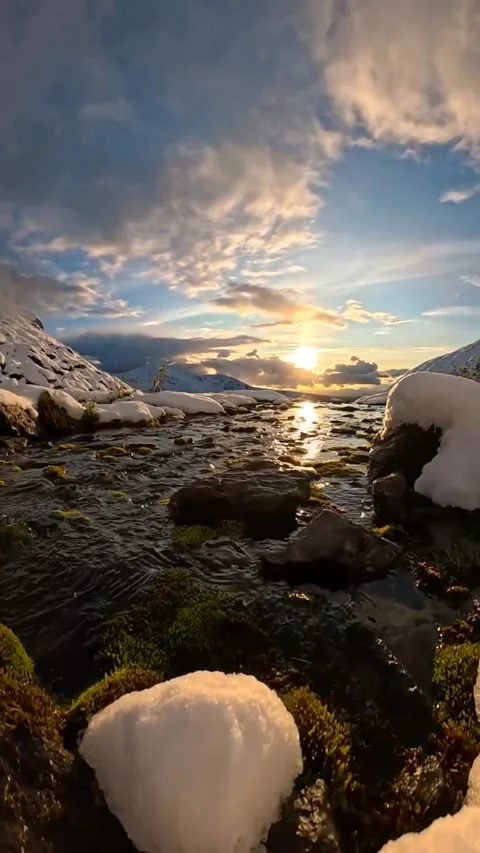 Beautiful View of The Lake in Winter 動画素材 265243831