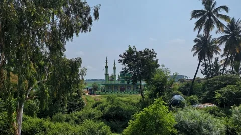 A beautiful view of a large mosque, Sufi shrine, dargah, or tomb in an Indi.. Stock Footage 313382073